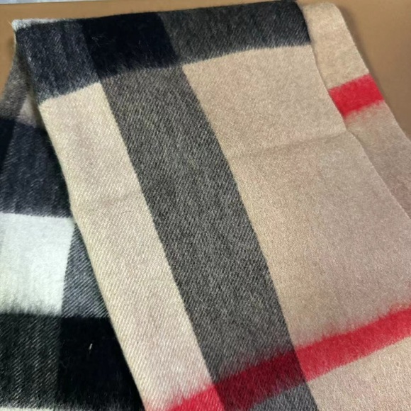 Women's Burberry cashmere scarf - Picture 8 of 8